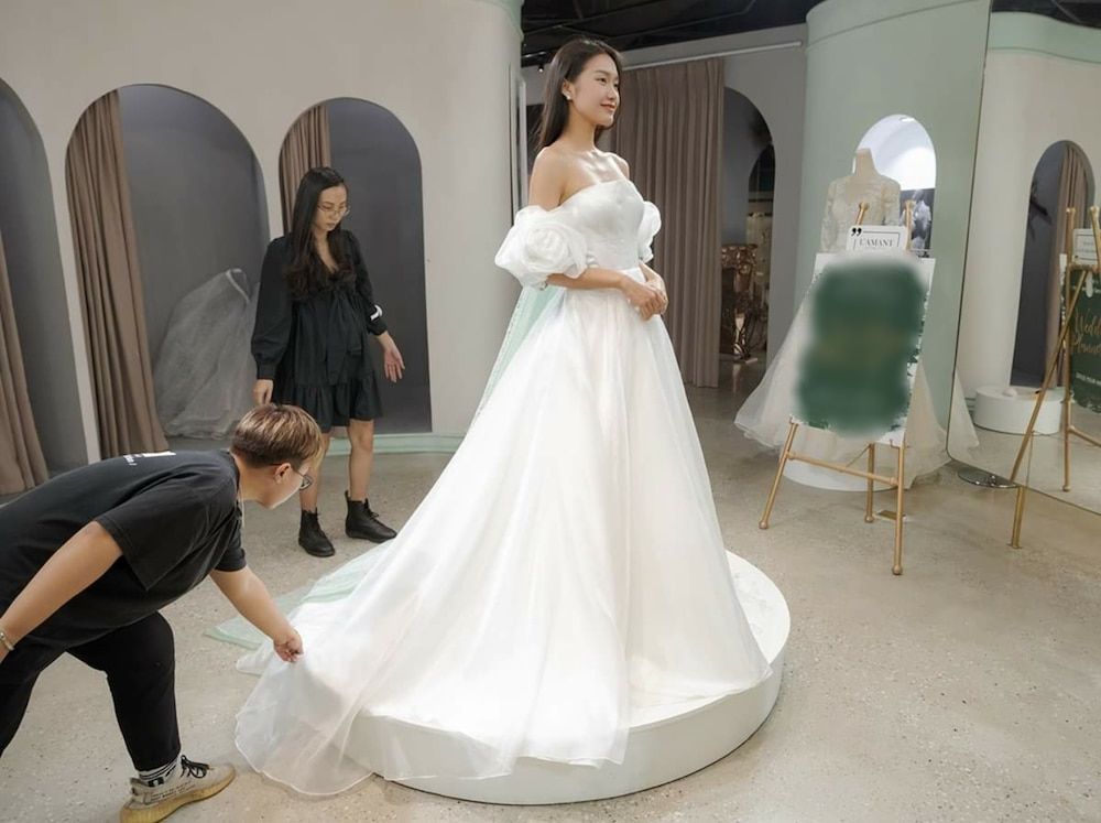 Doãn Hải My thử váy cưới, fan 'đoán già đoán non'