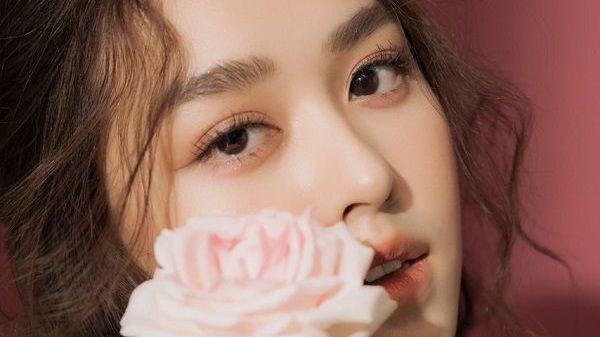 Ngắm đôi mắt to cùng sống mũi cao mang thương hiệu Tường San