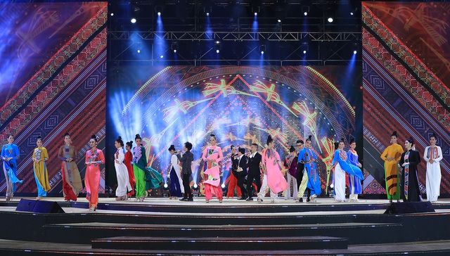 Trang phục áo dài được lấy cảm hứng từ thổ cẩm tạo nên nét duyên dáng lẫn đặc trưng riêng của các thí sinh Hoa khôi Du lịch. Trang phục áo dài được lấy cảm hứng từ thổ cẩm tạo nên nét duyên dáng lẫn đặc trưng riêng của các thí sinh Hoa khôi Du lịch.