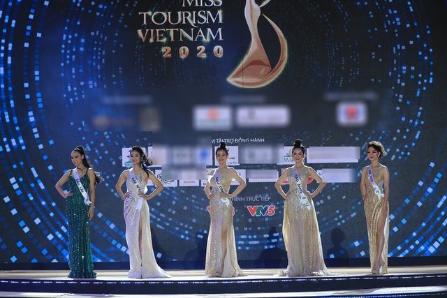 Sau phần trình diễn dạ hội, BGK tiếp tục công bố Top 5 năm thí sinh đi tiếp để bước vào vòng ứng xử. Top 5 thuộc về: Bùi Bích Diệp - SBD 129 (Hà Nội); Ngô Thị Mỹ Hải - SBD 099 (Đắk Lắk); Nông Thị Thiêng - SBD 109 (Cao Bằng); Bùi Minh Anh - SBD 169 (Đắk Nông); Vũ Minh Thư - SBD 138 (Nam Định). Sau phần trình diễn dạ hội, BGK tiếp tục công bố Top 5 năm thí sinh đi tiếp để bước vào vòng ứng xử. Top 5 thuộc về: Bùi Bích Diệp - SBD 129 (Hà Nội); Ngô Thị Mỹ Hải - SBD 099 (Đắk Lắk); Nông Thị Thiêng - SBD 109 (Cao Bằng); Bùi Minh Anh - SBD 169 (Đắk Nông); Vũ Minh Thư - SBD 138 (Nam Định).