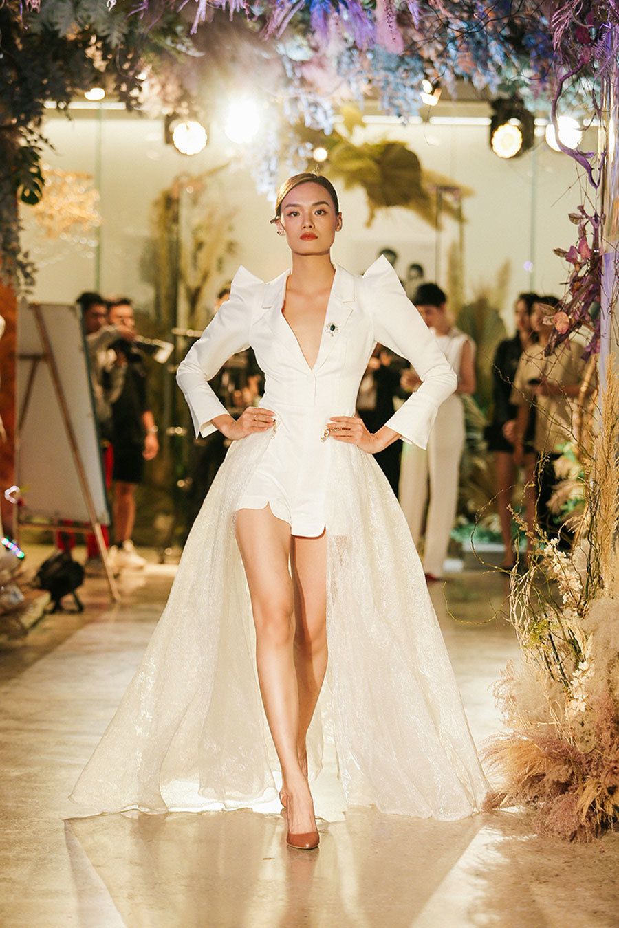 Sau khi Doãn Hải My thử váy cưới, Đoàn Văn Hậu lại đi xem 'bạn gái tin đồn'...