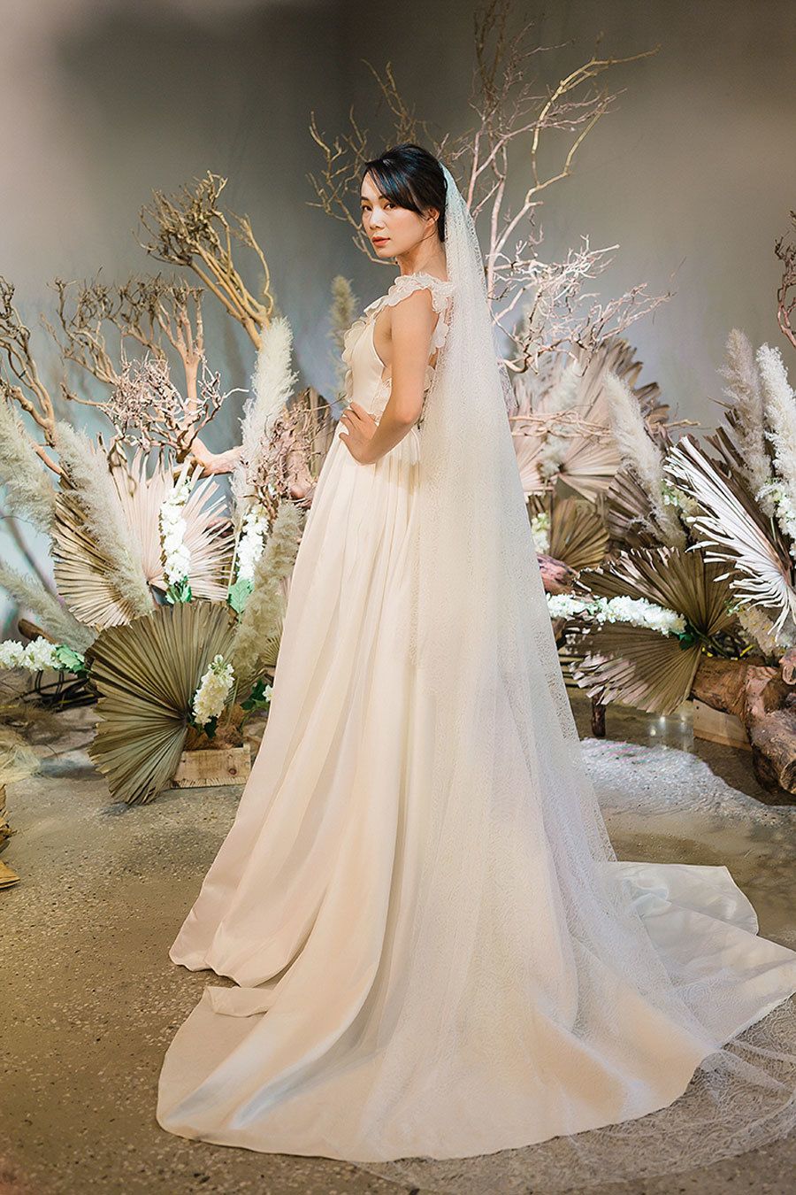 Sau khi Doãn Hải My thử váy cưới, Đoàn Văn Hậu lại đi xem 'bạn gái tin đồn'...