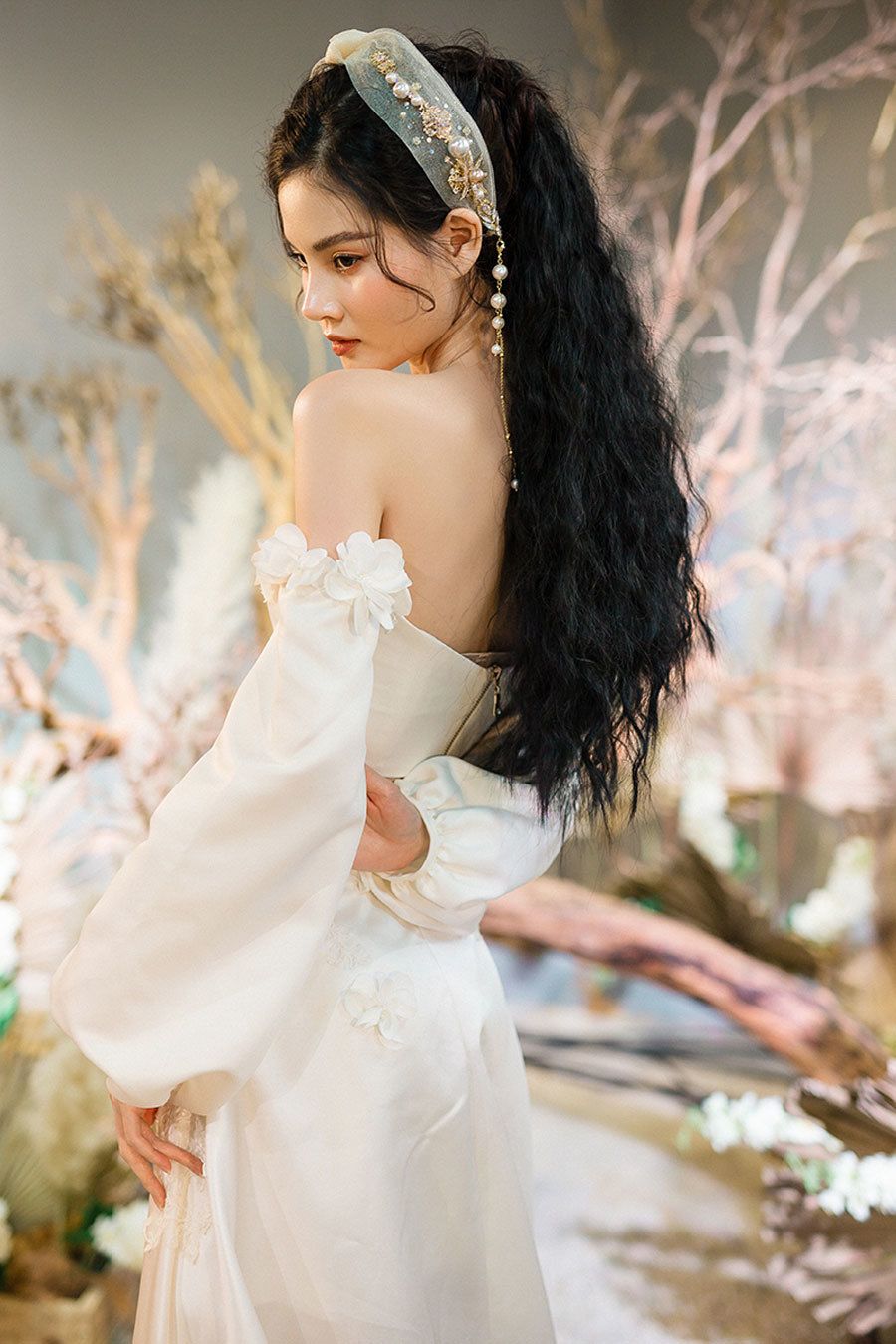 Sau khi Doãn Hải My thử váy cưới, Đoàn Văn Hậu lại đi xem 'bạn gái tin đồn'...