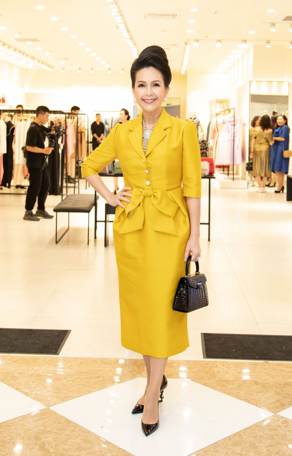 Sao Việt tuần qua: Chỉ có Á khôi Du lịch 2020, Diễm My đọ sắc cùng NSND Lê Khanh, hé lộ bạn gái của diễn viên Huỳnh Anh