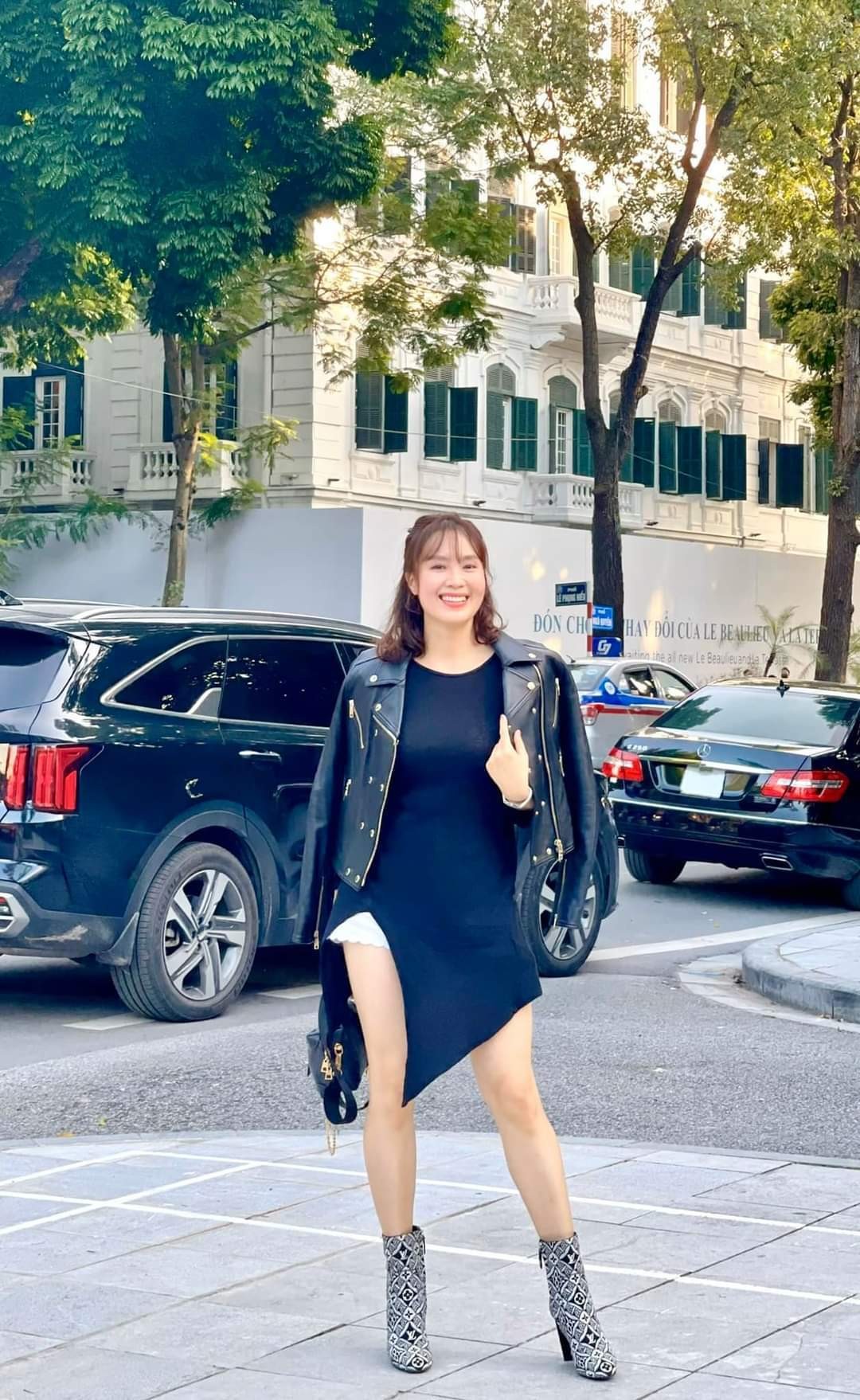 Sao Việt: MC Lê Anh hoá trai bản, Midu nửa kín nửa hở, Hòa Minzy 'đốt mắt' fan với thân hình quyến rũ