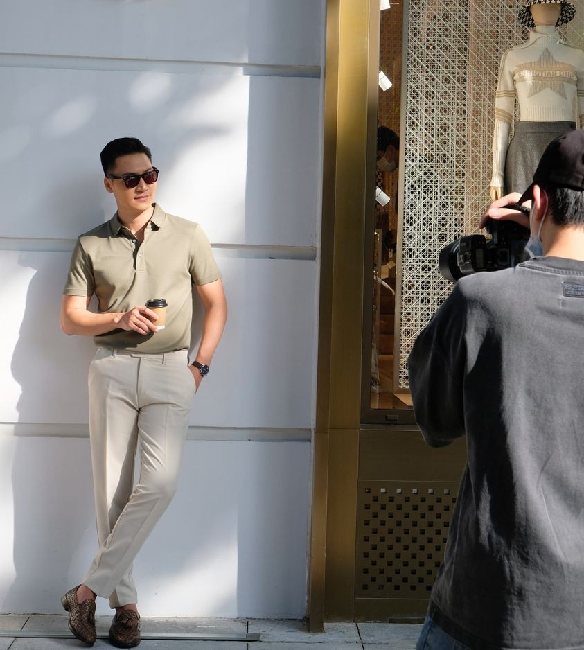 Sao Việt tuần qua: Khả Ngân 'bật chế độ xanh lá', Hồng Diễm thả dáng đầu Đông