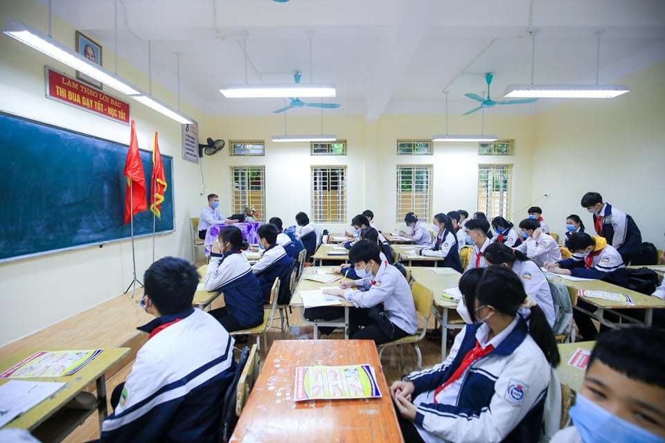 Hà Nội: Những học sinh đầu tiên được trở lại trường