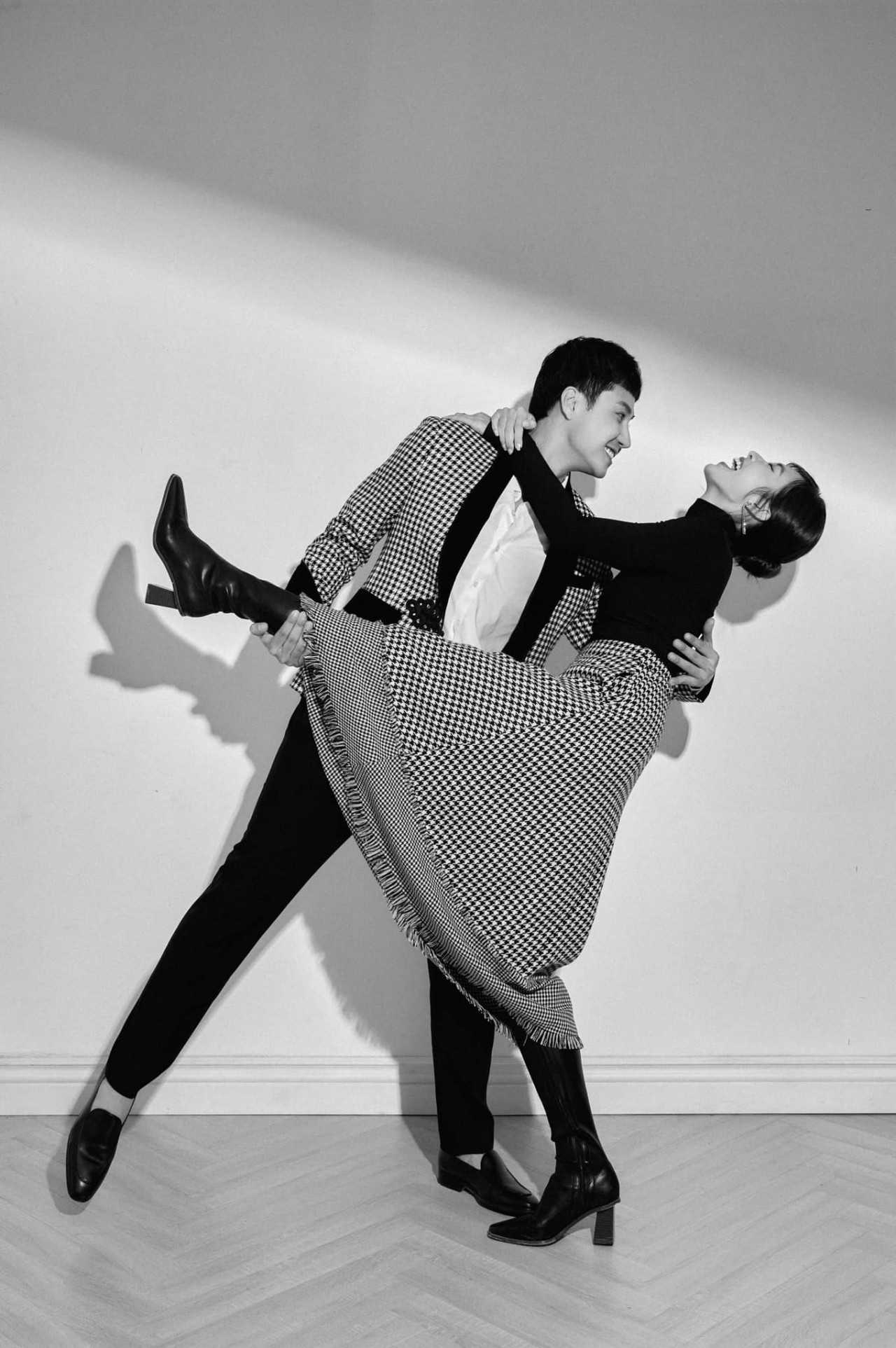 Khả Ngân ngồi vào lòng Thanh Sơn hậu kết phim '11 tháng 5 ngày'