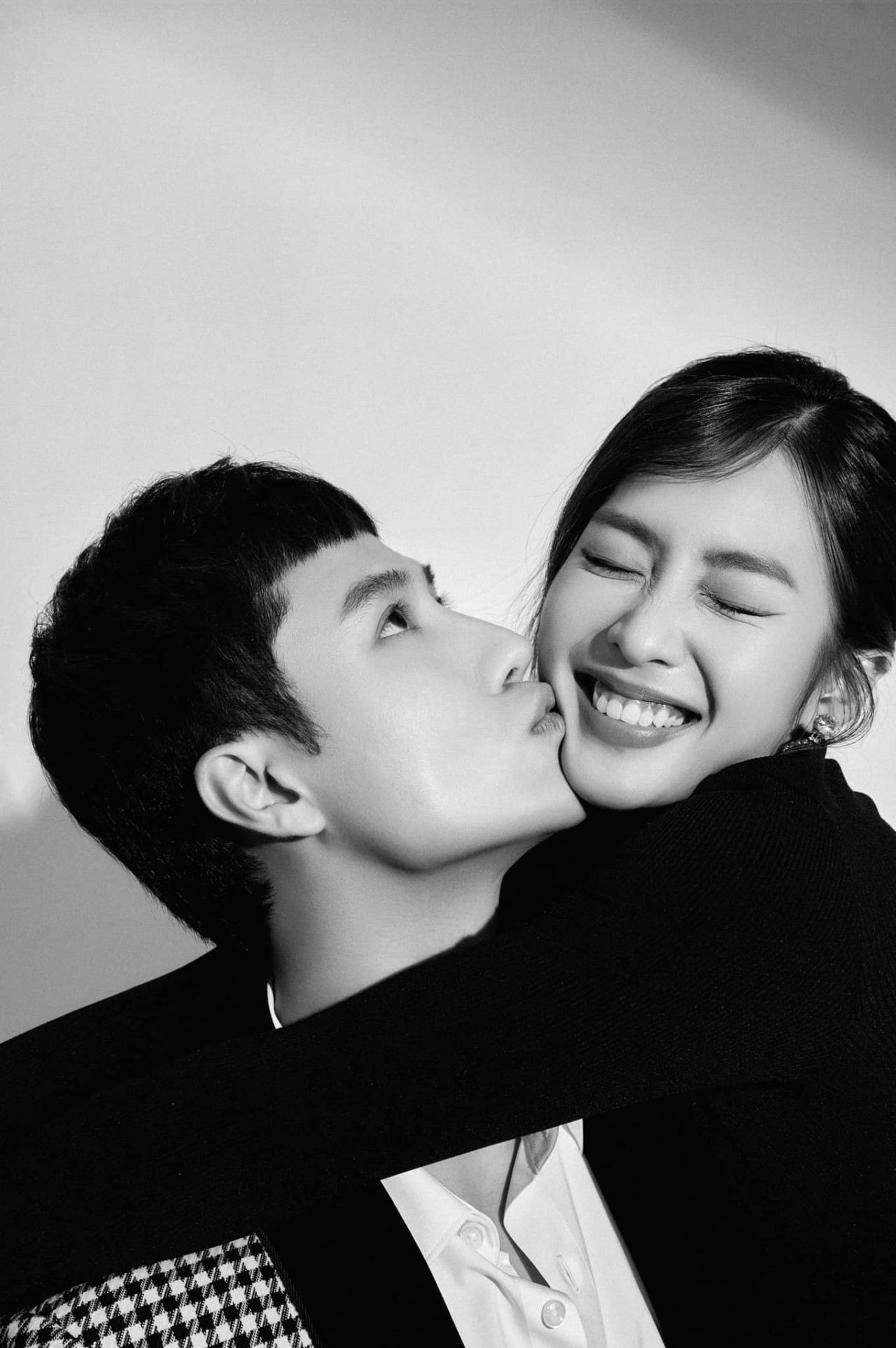 Khả Ngân ngồi vào lòng Thanh Sơn hậu kết phim '11 tháng 5 ngày'