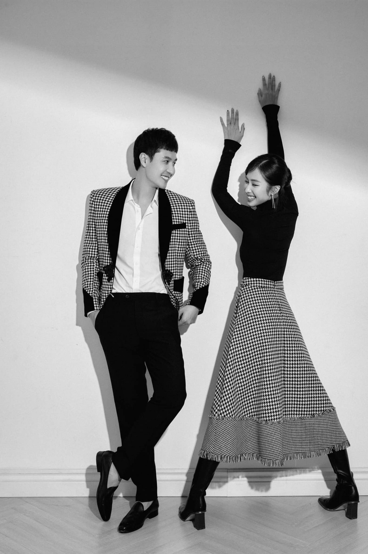 Khả Ngân ngồi vào lòng Thanh Sơn hậu kết phim '11 tháng 5 ngày'