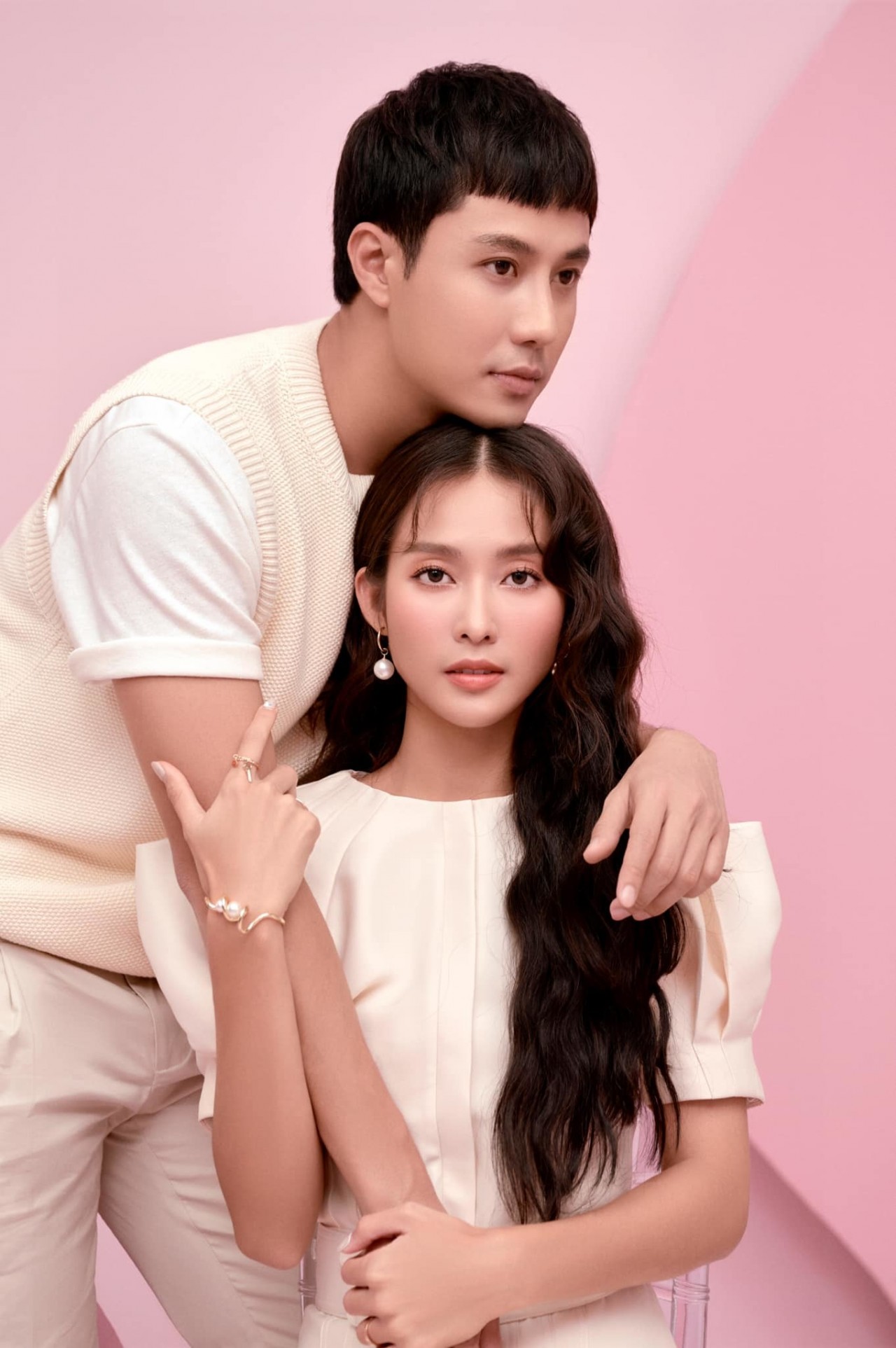 Khả Ngân ngồi vào lòng Thanh Sơn hậu kết phim '11 tháng 5 ngày'