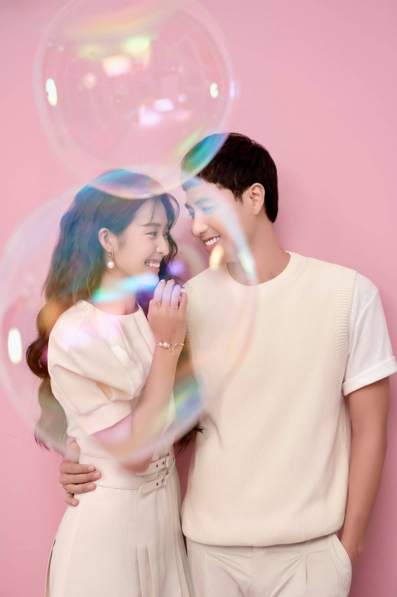 Khả Ngân ngồi vào lòng Thanh Sơn hậu kết phim '11 tháng 5 ngày'