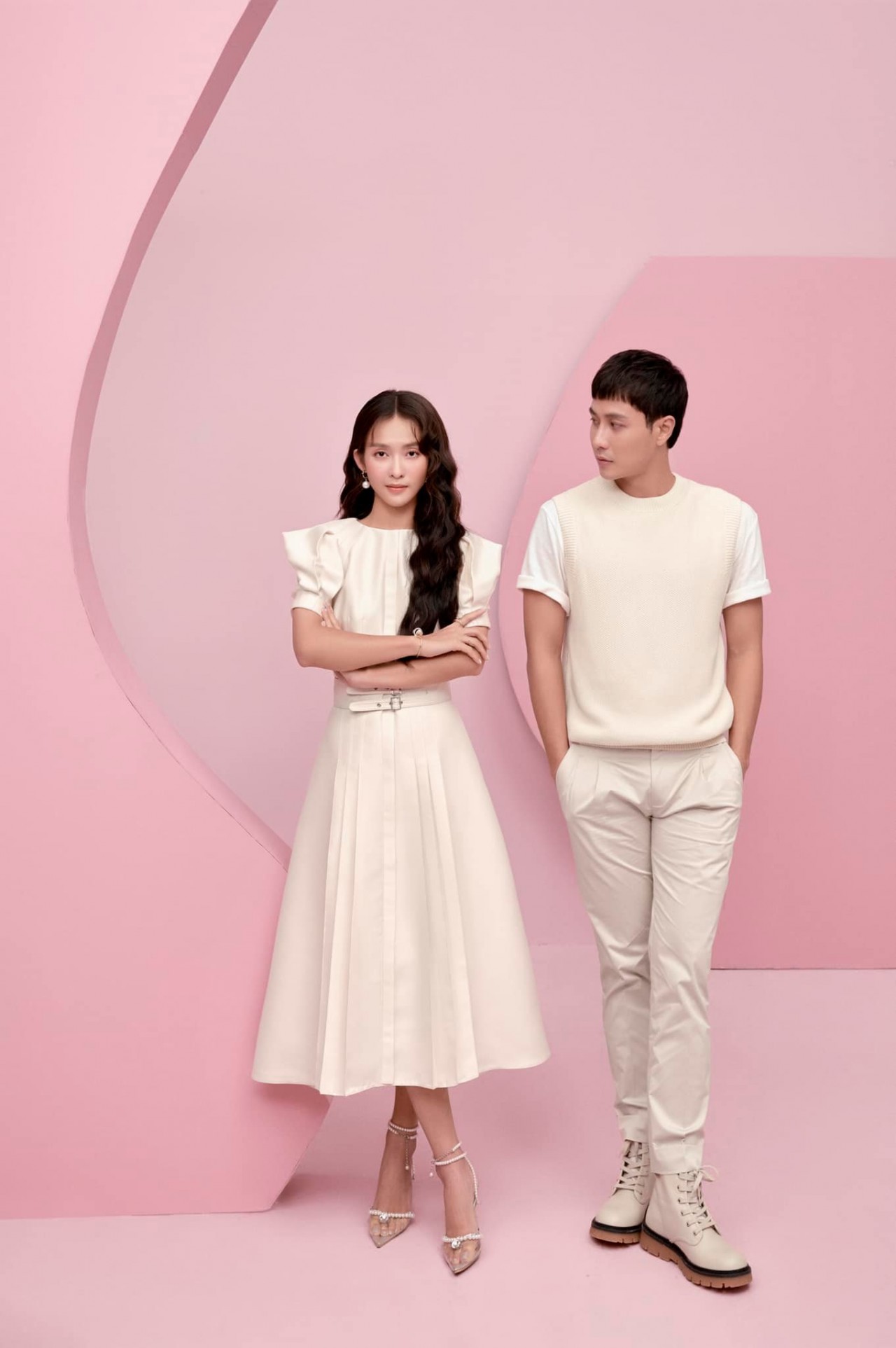 Khả Ngân ngồi vào lòng Thanh Sơn hậu kết phim '11 tháng 5 ngày'