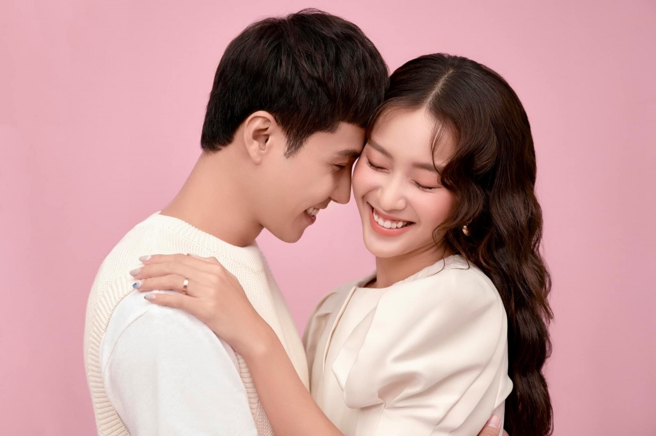 Khả Ngân ngồi vào lòng Thanh Sơn hậu kết phim '11 tháng 5 ngày'