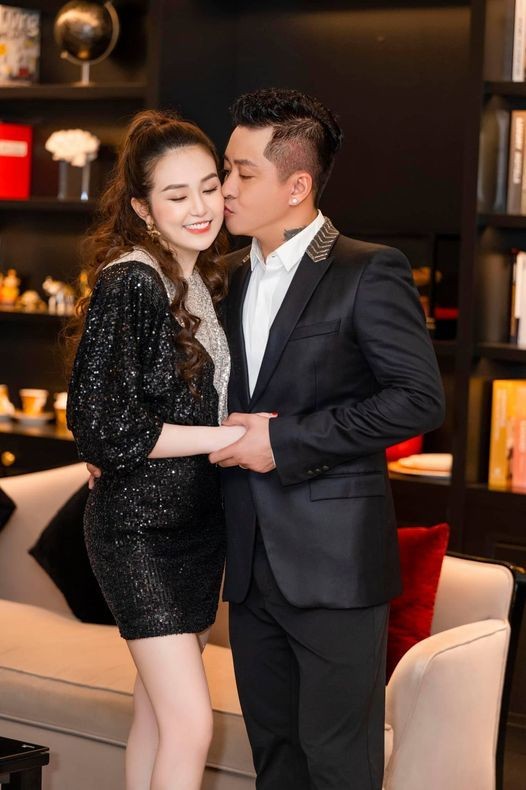 Lệ Quyên, Lý Nhã Kỳ đua nhau mặc gợi cảm