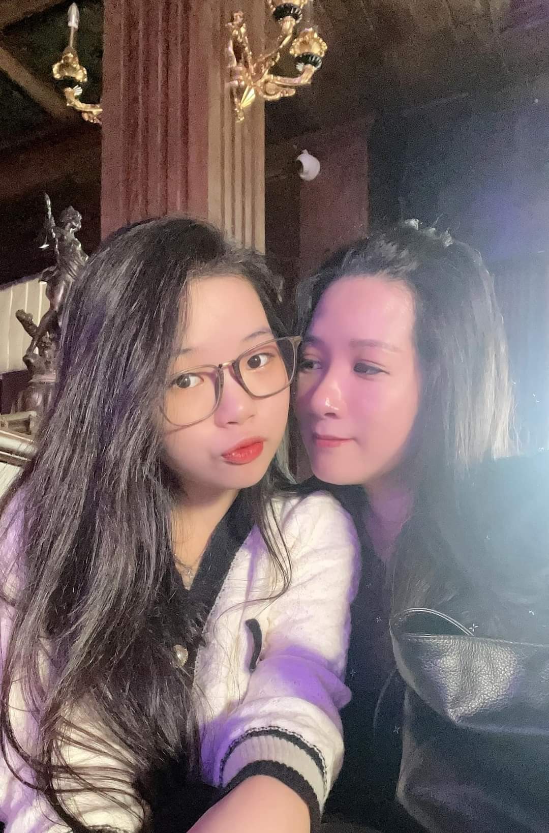 Lệ Quyên, Lý Nhã Kỳ đua nhau mặc gợi cảm