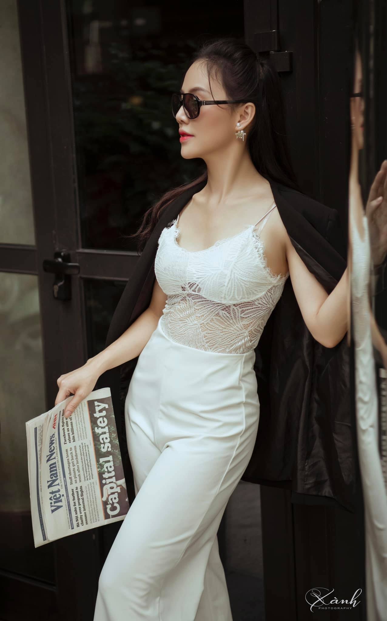 Bất ngờ với nhan sắc của cô bán quạt trong phim Phố trong làng