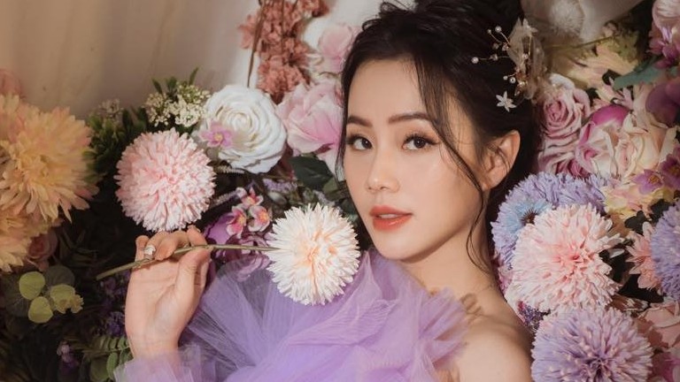 Bất ngờ với nhan sắc đời thường của 'cô gái bán quạt' Minh Thu phim Phố trong làng