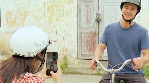 Phố trong làng tập 10: Đông 'dở khóc dở cười' khi  bị Hoài chặn đường, bố anh bất ngờ lên thăm