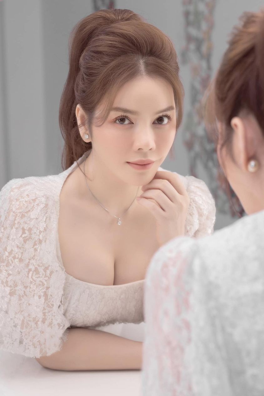 Sao Việt tuần qua: Lý Nhã Kỳ hóa nàng thơ