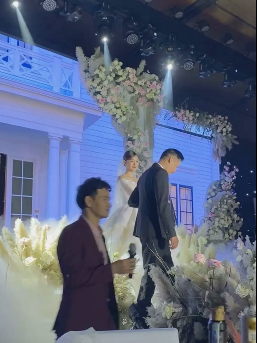 Dàn Hoa hậu, Á hậu đọ sắc tại đám cưới Tường San