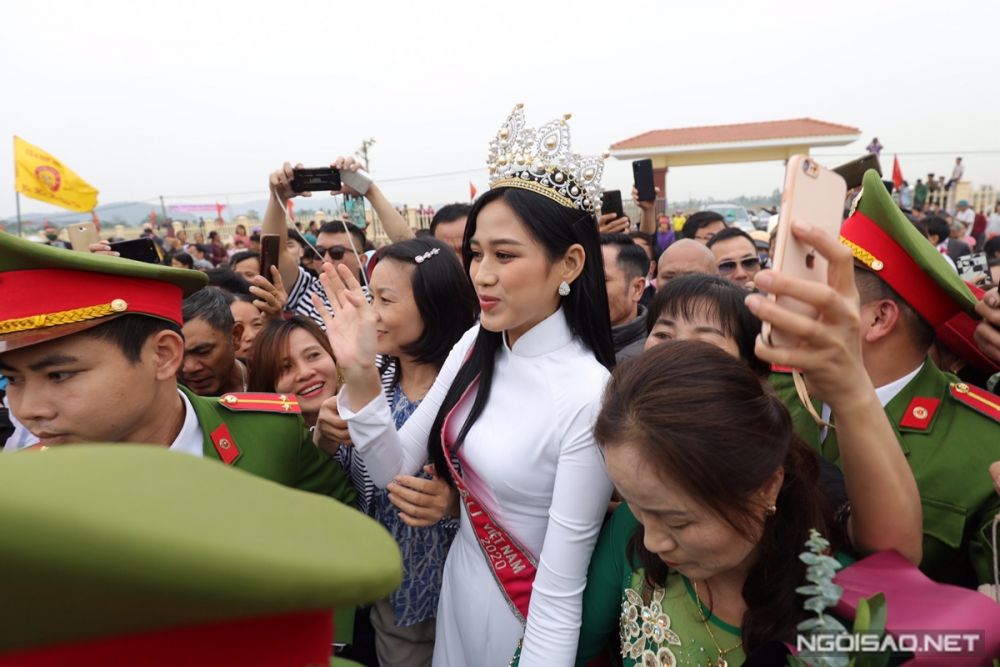 Hoa hậu Đỗ Thị Hà được chào đón như người hùng tại quê nhà