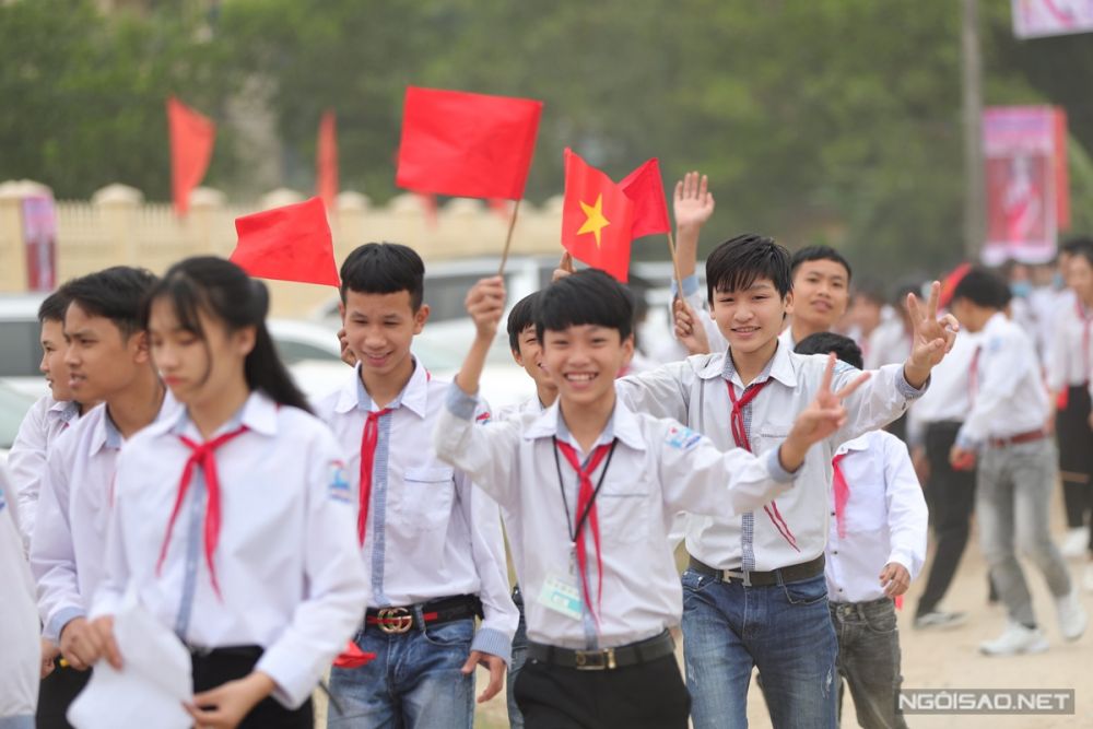 Hoa hậu Đỗ Thị Hà được chào đón như người hùng tại quê nhà