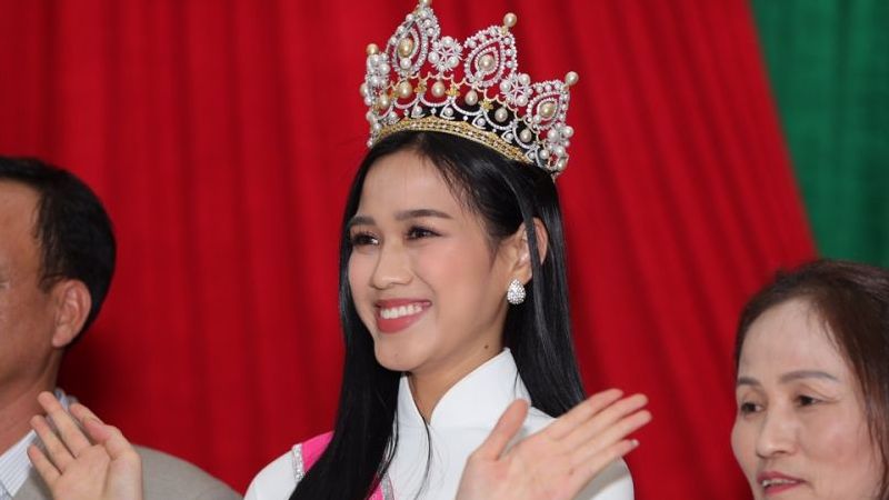 Hoa hậu Đỗ Thị Hà được chào đón như người hùng tại quê nhà, vui như thể ngày hội