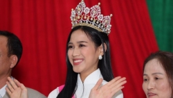 Hoa hậu Đỗ Thị Hà được chào đón như người hùng tại quê nhà, vui như thể ngày hội