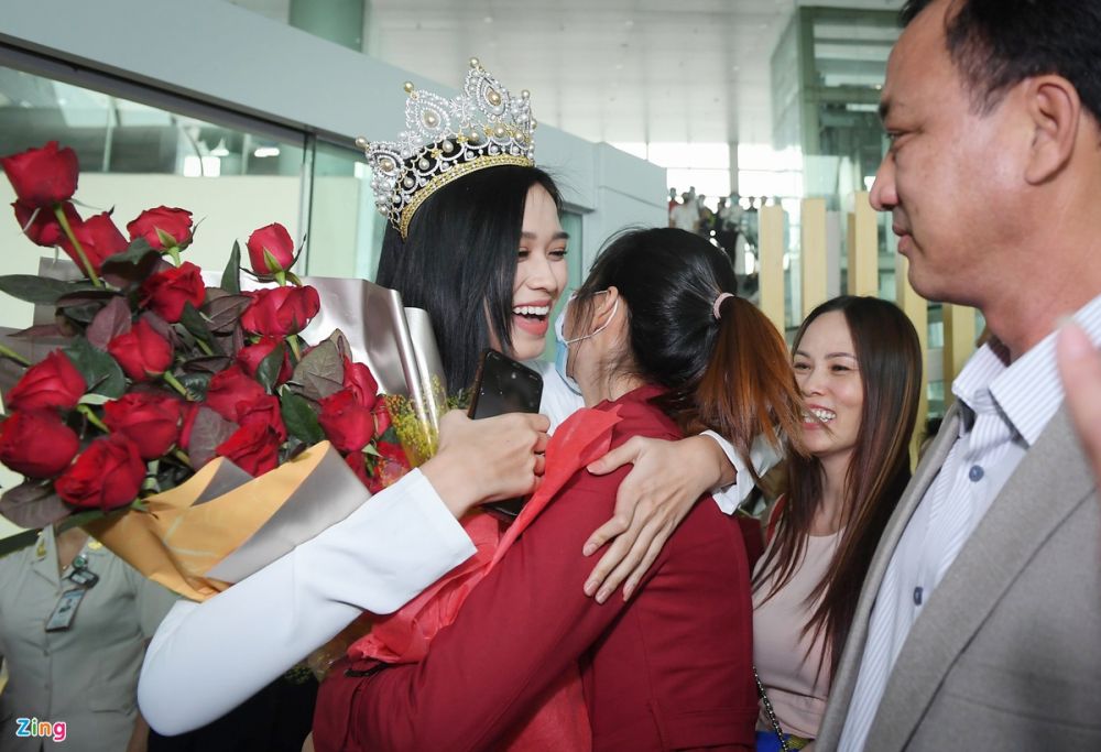 Hoa hậu Đỗ Thị Hà được chào đón như người hùng tại quê nhà, vui như thể ngày hội