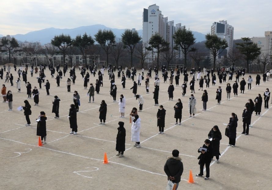 Sĩ tử Hàn Quốc bước vào kỳ thi đại học kỳ lạ nhất trong lịch sử