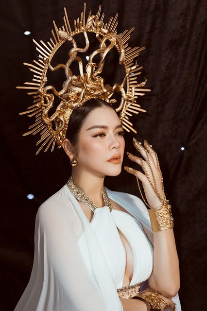 Lý Nhã Kỳ bất ngờ hóa thân thành 'nữ thần rắn'