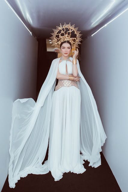 Lý Nhã Kỳ bất ngờ hóa thân thành 'nữ thần rắn'