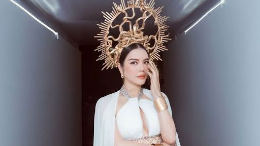 Lý Nhã Kỳ 'thiên biến vạn hóa' thành 'nữ thần rắn' xinh đẹp