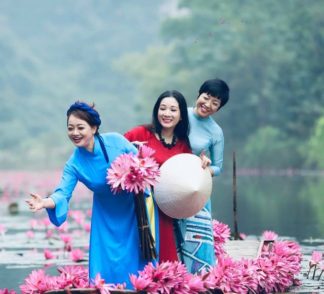 MC Thảo Vân rạng rỡ khoe sắc cùng Thanh Thanh Hiền, Trà My trong không gian ngập tràn hoa súng