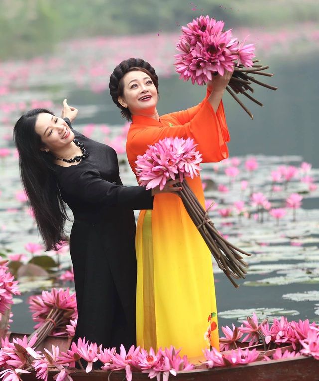 MC Thảo Vân rạng rỡ khoe sắc cùng Thanh Thanh Hiền, Trà My trong không gian ngập tràn hoa súng