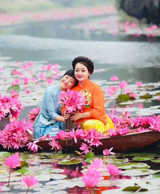 MC Thảo Vân rạng rỡ khoe sắc cùng Thanh Thanh Hiền, Trà My trong không gian ngập tràn hoa súng