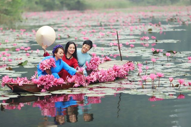 MC Thảo Vân rạng rỡ khoe sắc cùng Thanh Thanh Hiền, Trà My trong không gian ngập tràn hoa súng