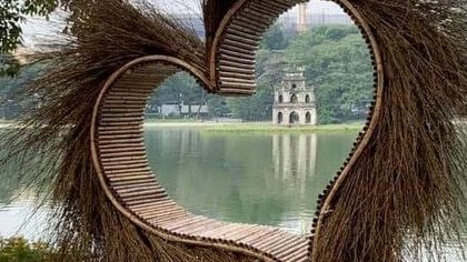 Trái tim phản cảm dựng ở Hồ Gươm khiến cộng đồng mạng 'dậy sóng'