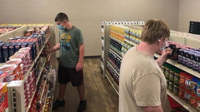 Mỹ: 'Độc nhất vô nhị' tiệm tạp hóa trong trường học đổi việc làm tử tế lấy nhu yếu phẩm