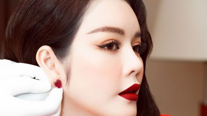 Lý Nhã Kỳ tỏa sáng trong trang phục đỏ quyền lực khi Giáng sinh về Lý Nhã Kỳ tỏa sáng trong trang phục đỏ quyền lực khi Giáng sinh về