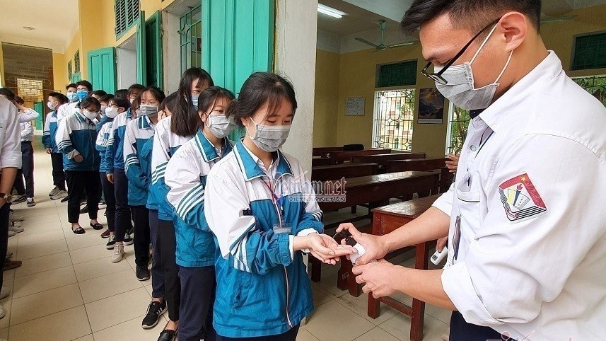 Hà Nội: Sáng nay, học sinh lớp 12 đến trường vui như 'ngày đầu tiên đi học'