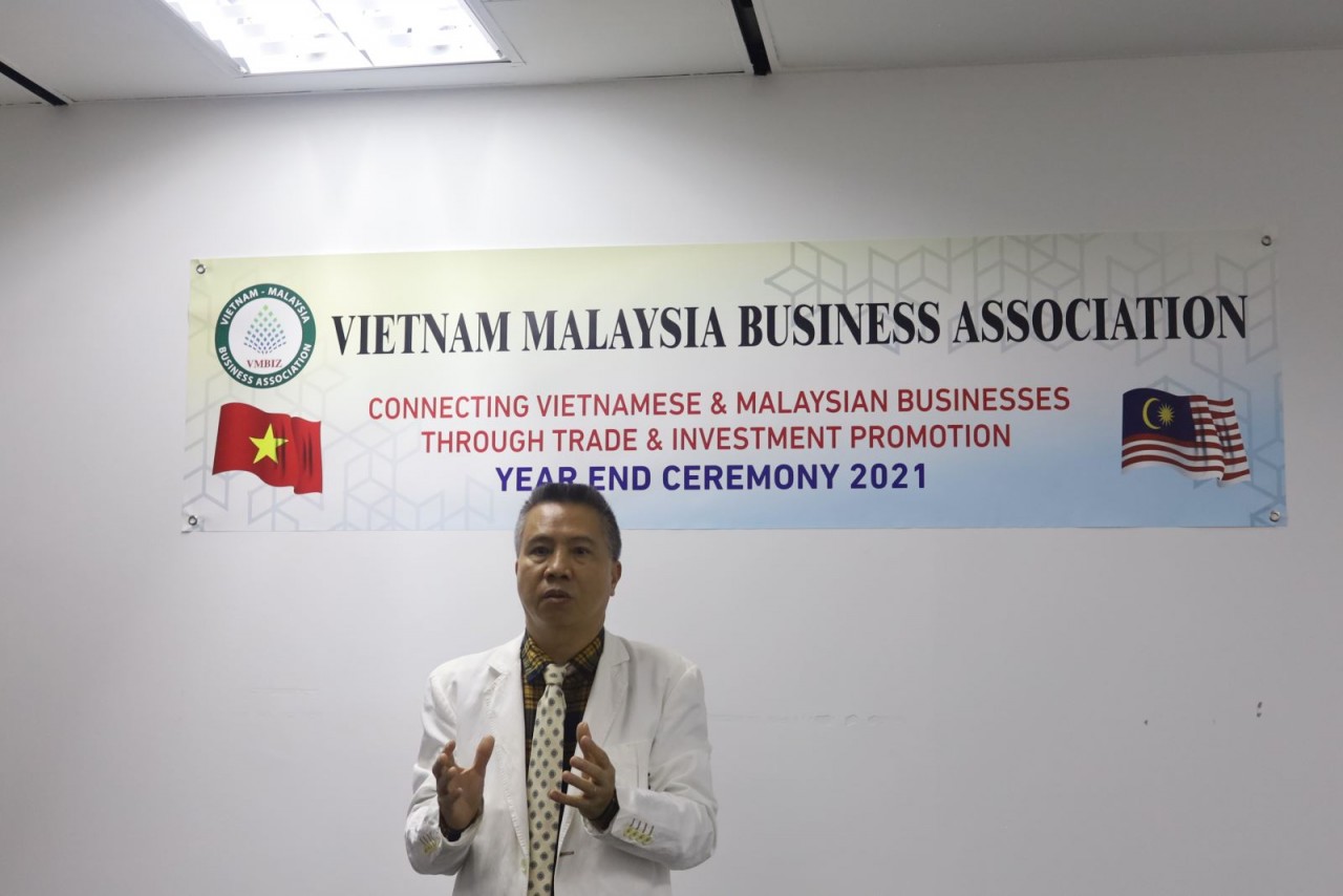 Đại biện lâm thời Nguyễn Hồng Sơn chúc mừng VMBIZ tại lễ tổng kết năm 2021.