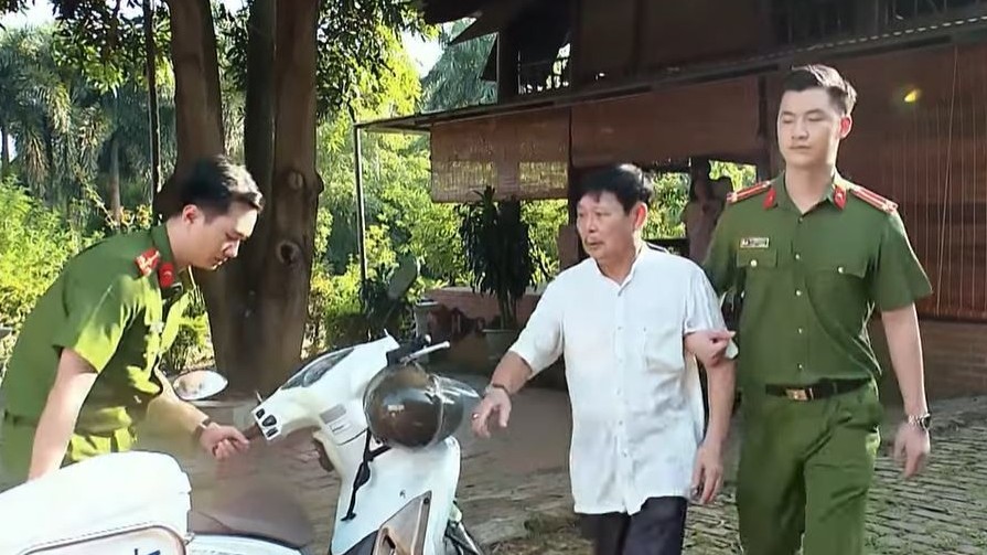 Phố trong làng tập 25: Ông trưởng họ 'sa lưới', còn ai có liên quan đến vụ trộm?