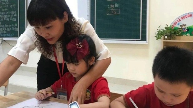 Học sinh lớp 1, 2 học online, kiểm tra học kỳ trực tiếp, nên không?