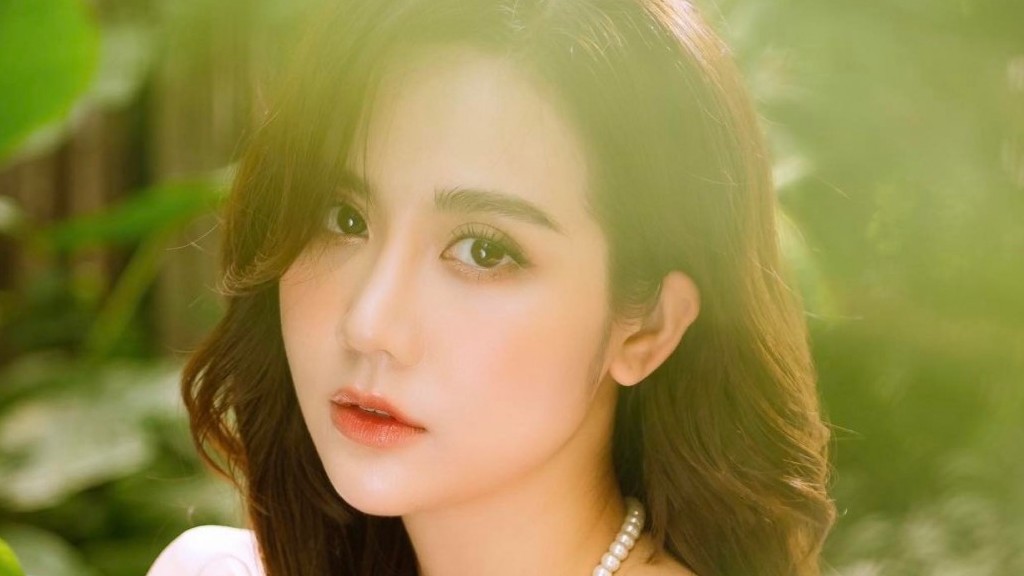 Sắc vóc quyến rũ và gu thời trang thanh lịch của Vân Trang phim Thương ngày nắng về