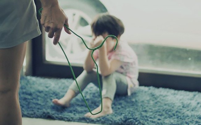 Vụ bé gái 8 tuổi bị bạo hành: Sử dụng đòn roi để dạy dỗ trẻ là hành vi phi giáo dục Vụ bé gái 8 tuổi bị bạo hành: Sử dụng đòn roi để dạy dỗ trẻ là hành vi phi giáo dục