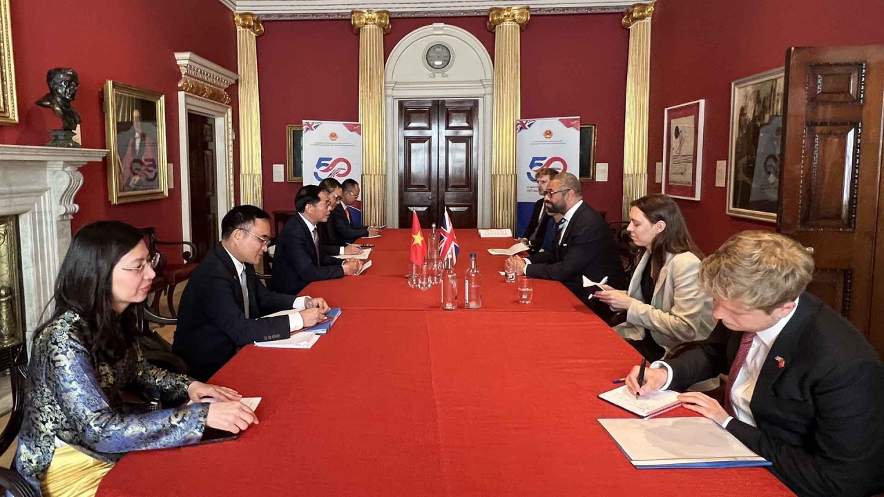 Bộ trưởng Ngoại giao Bùi Thanh Sơn gặp Bộ trưởng Ngoại giao Anh James Cleverly