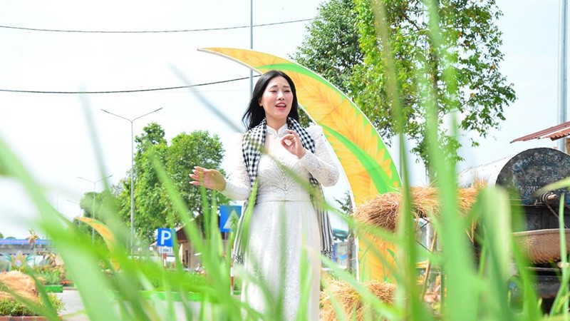 NSƯT Hương Giang ra mắt MV Đàn Sáo Hậu Giang