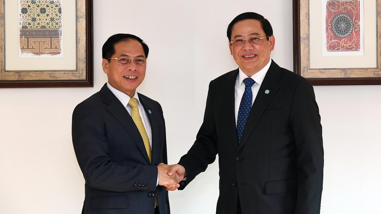 Phó Thủ tướng Bùi Thanh Sơn hội kiến Thủ tướng Lào và gặp các lãnh đạo UAE